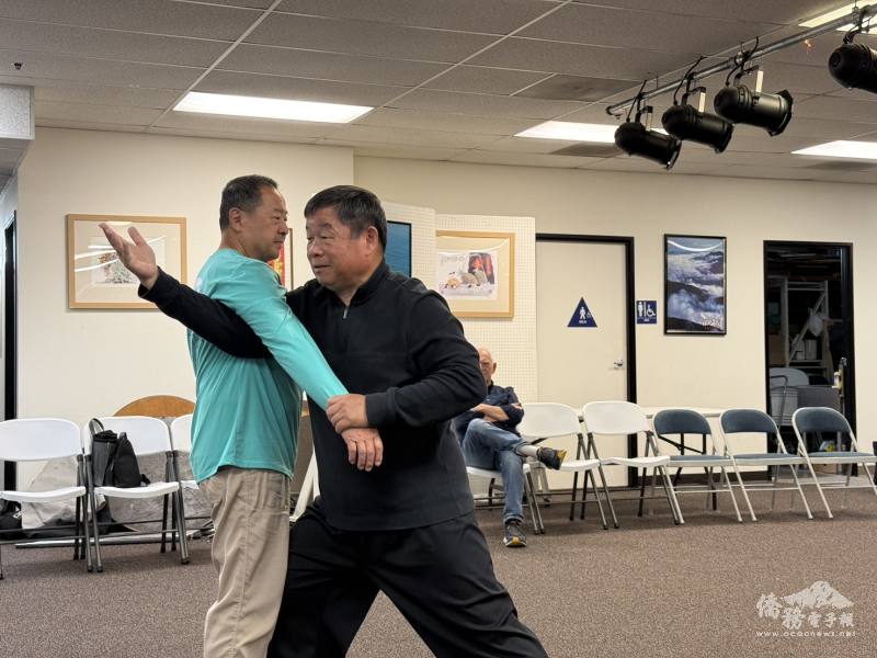 南加州臺大校友會理事、南加州雷霆太極拳協會理事長謝維德細心解說太極拳