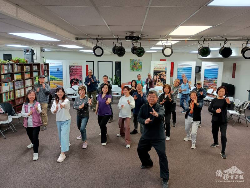 全場一起練習太極拳