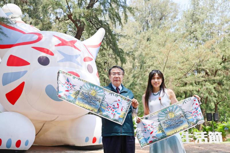 台南市長黃偉哲（左）30日宣布，2025漁光島生活節5月3日登場，為期9天，讓遊客體驗台南安平小島風情。（台南市政府提供）
