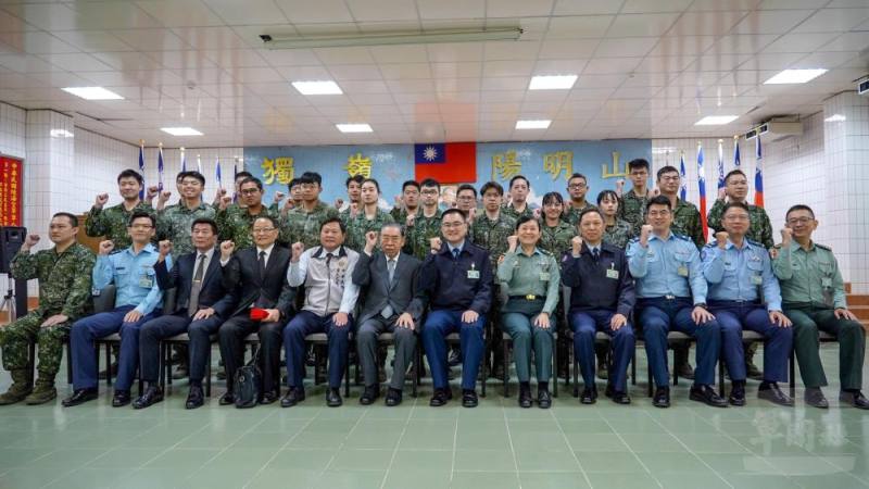 李榮譽理事長與官兵合影（軍聞社記者王進福攝）