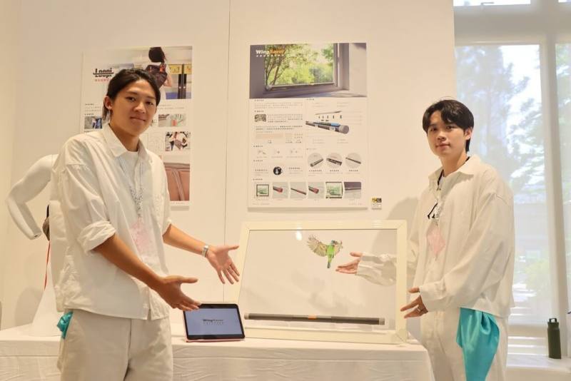 台北科技大學工業設計系近日舉行畢業展，學生設計「窗殺預警系統WingSaver」，可透過超音波偵測25公尺範圍內逼近的鳥類，並即時啟動紅外線光束投影來警示鳥類。（北科大提供）