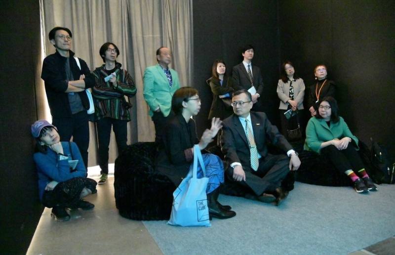 駐芝加哥辦事處長類延峰（前排右2）在活動期間與藝術家交流。（駐芝加哥辦事處提供）