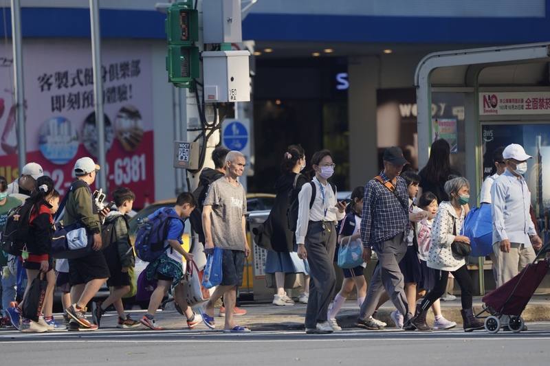 主計總處29日公布112年國富統計，112年底家庭部門平均每戶淨值為新台幣1889萬元創新高。圖為台北市松山區放學與下班的民眾。