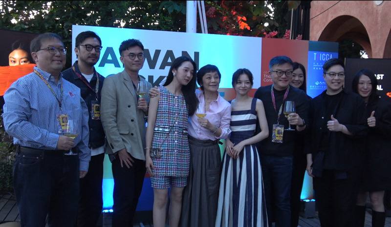 義大利烏迪內遠東影展29日晚間舉行台灣之夜活動，現場星光燦爛，女星張艾嘉（左5）、陳姸霏（左6）、李沐（左4）皆出席。