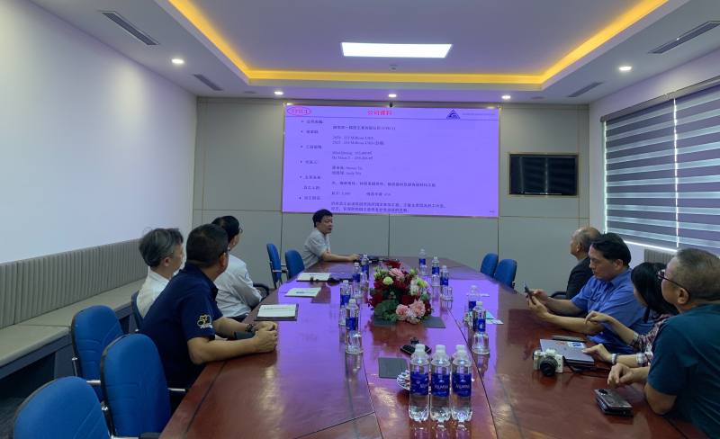 訪團聽取越南第一精密工業有限公司簡報