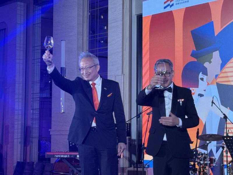 外交部政務次長吳志中與荷蘭駐台代表譚敬南（Guido Tielman）共同舉杯向現場賓客致意。