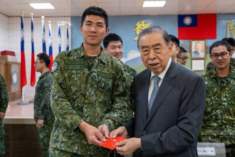 李榮譽理事長致贈官兵紀念禮品（軍聞社記者王進福攝）