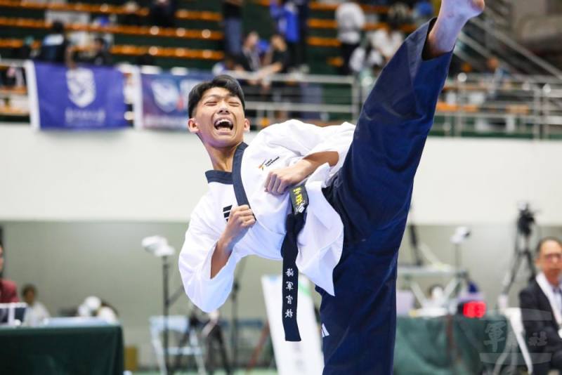 海軍官校周冠佑在跆拳道品勢項目中展現勇武氣勢。（青年日報提供）