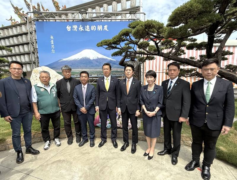 日本執政黨自民黨眾議員、前經濟安全保障大臣高市早苗（右3）29日到高雄參加安倍紀念公園揭牌，她說，看到前首相安倍晉三的銅像相當感動，也感受到台灣人的熱情，深刻感受日台交流的重要。