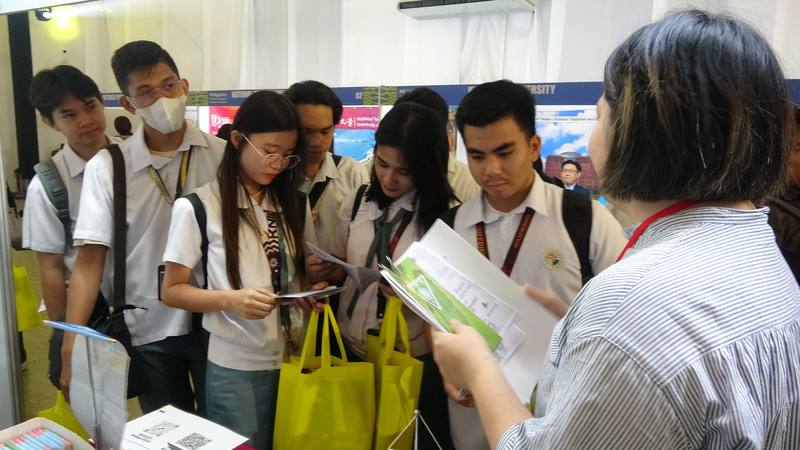 「2025年國際產業人才培育專班教育展」28日在馬尼拉舉行，菲律賓應屆學生到展場參觀台灣各校攤位。