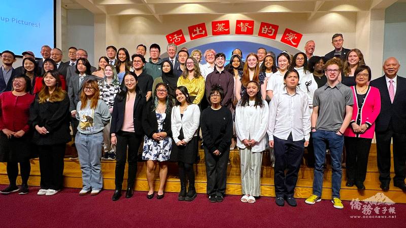 路加基金會和嘉賓及得獎學生合影。