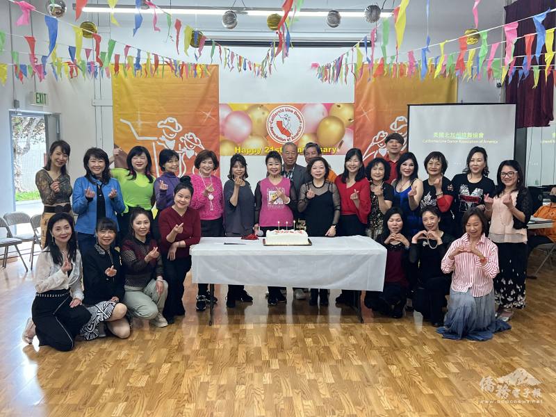 美國加州排舞協會會長林貴香(中)帶領幹部團隊切蛋糕唱生日歌