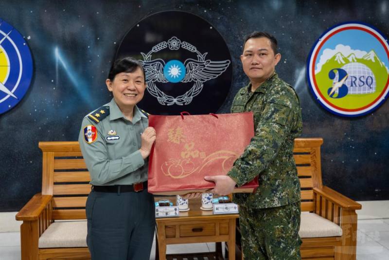 陳局長致贈單位端節禮品（軍聞社記者王進福攝）