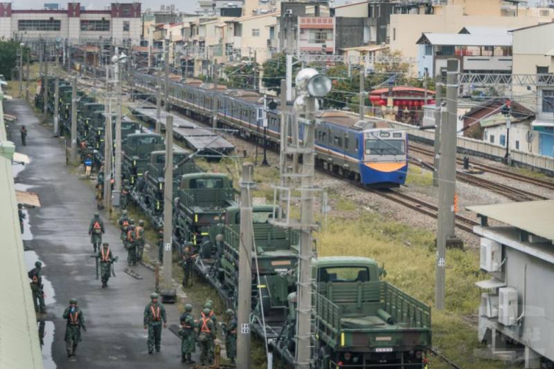 陸軍臺東地區指揮部混砲營實施鐵運裝載作業。（青年日報提供）