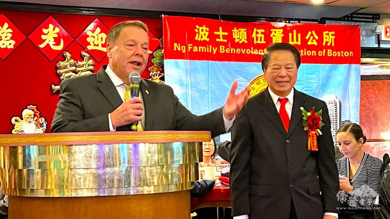 伍氏主席伍振中(右)邀得昆士市市長柯奇 (Tom Koch)(左)做嘉賓。