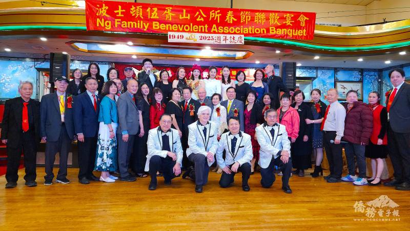 伍氏宗親和星樂隊合影。