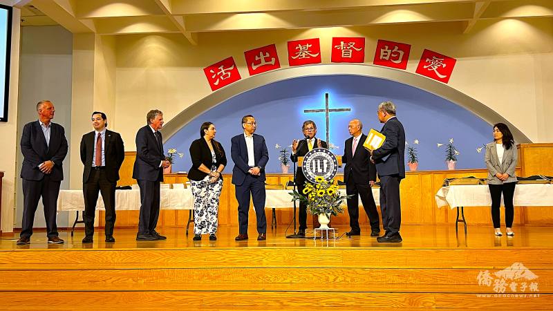 羅德島州財政廳長James Diossa，參議員Sandra Cano，普塔基市市長Donald R. Grebien，曾任克蘭斯頓市市長的馮偉傑，應邀出席頒獎