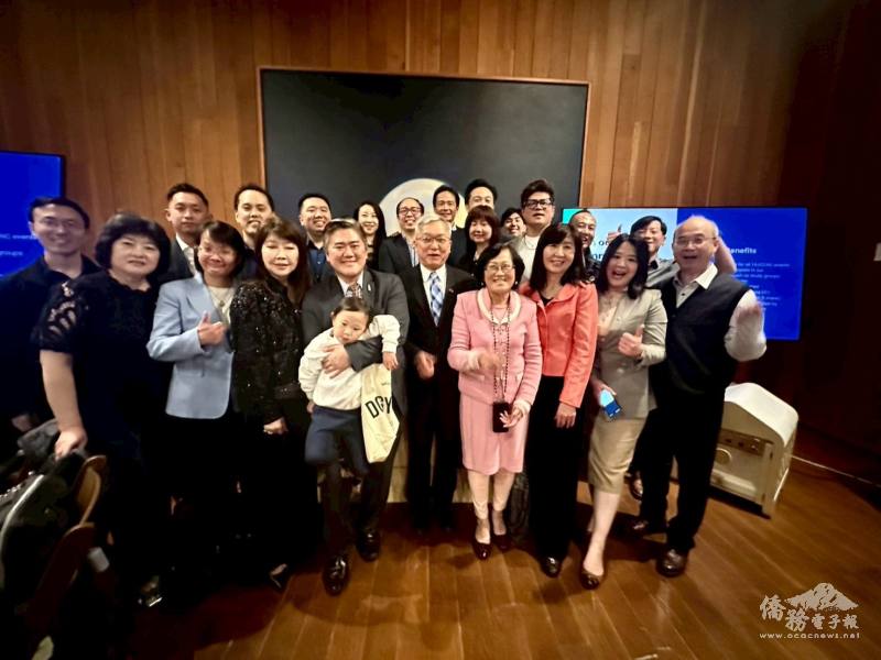 北加州臺灣青商會「20週年慶暨年度感謝晚宴」，與會貴賓合影