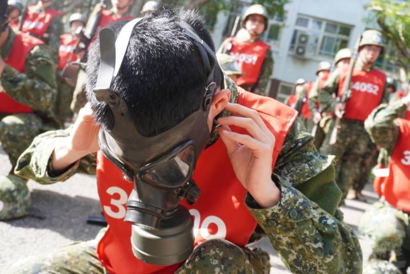 戰備檢查過程中，試戴防毒面具。（陸軍206旅提供）