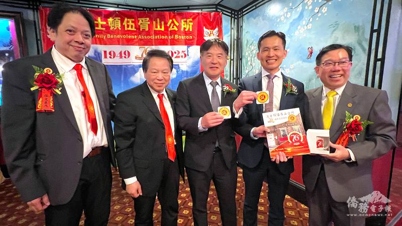 伍氏元老伍煥華(右一)和主席伍偉業(左一起)、伍振中送76週年特刊，以及伍振中設計，製作的伍字冰箱貼給波士頓經文處處長廖朝宏(右二)，波士頓僑教中心主任高家富。