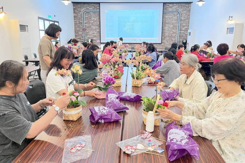 台南市政府農業局30日在麻豆區農會舉辦「蘭花手作DIY小教室」體驗活動，推廣蘭花走入民眾日常生活。（台南市農業局提供）