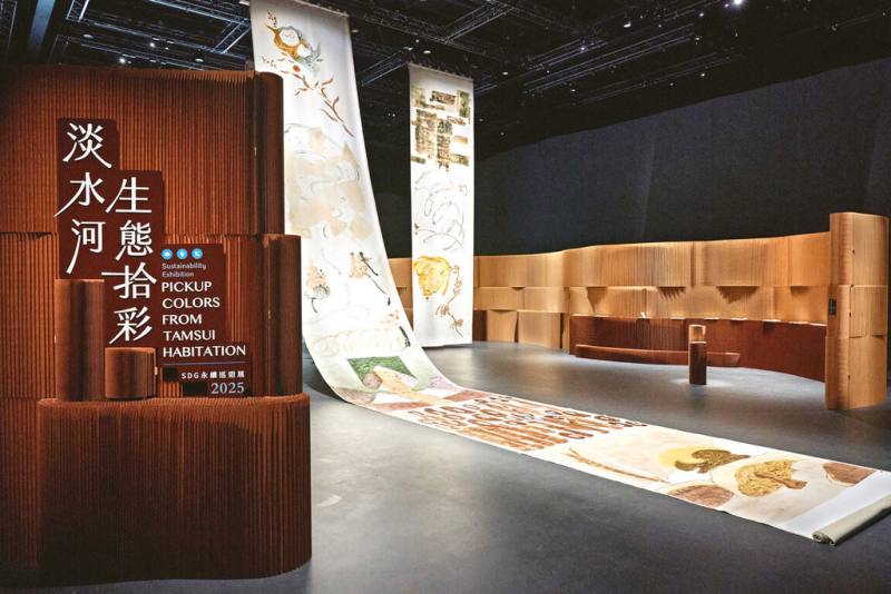 「SDG永續巡迴展-淡水河生態拾彩」1日起於國立台北藝術大學展出，巨幅掛軸畫布特別為展場挑高超過8公尺空間所設計。（國立台北藝術大學提供）