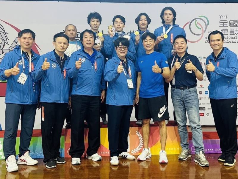 114年全國大專校院運動會男子競技體操項目從4月28日到5月1日在嘉南藥理大學紹宗體育館登場，首日登場的公開組男子團隊，台北市立大學靠著亞運國手蕭佑然（後排中）領軍，順利以總分202.092摘金。圖前中為北市大校長邱英浩。（台北市立大學提供）