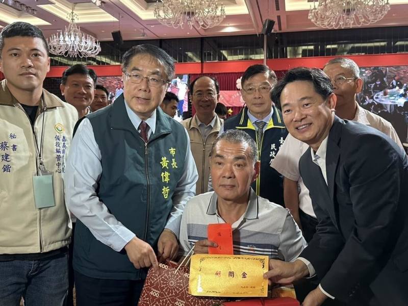 內政部與台南市政府30日聯合舉辦「114年役路相伴－南區縣市袍澤情深座談」活動，台南市長黃偉哲（前左2）、內政部役政司長沈哲芳（前右1）共同致贈慰問金及獎勵品。（內政部提供）