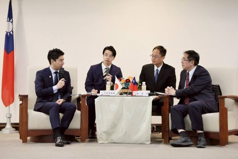 日本自民黨青年局長、眾議員中曾根康隆（左1）等參眾議員，4月30日拜會台南市長黃偉哲（右1），雙方討論台日交流議題。（台南市政府提供）