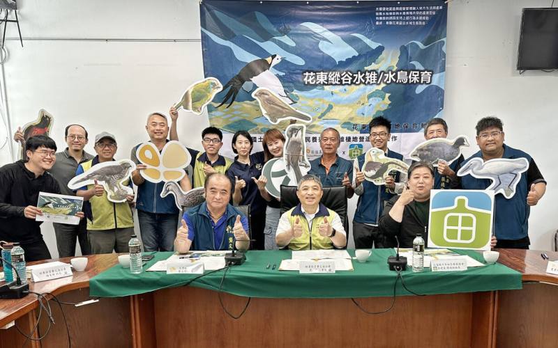 林業保育署花蓮分署以玉里鎮三民養殖區內1處閒置養殖池為基地，5月1日由林業保育署花蓮分署長黃群策（前左2）、玉里鎮長龔文俊（前左1），以及牛犁社區交流協會組長黃健豪（前右1），三方簽署「國土生態綠網之三民養殖區水雉棲地營造經營合作備忘錄」。（林業保育署花蓮分署提供）