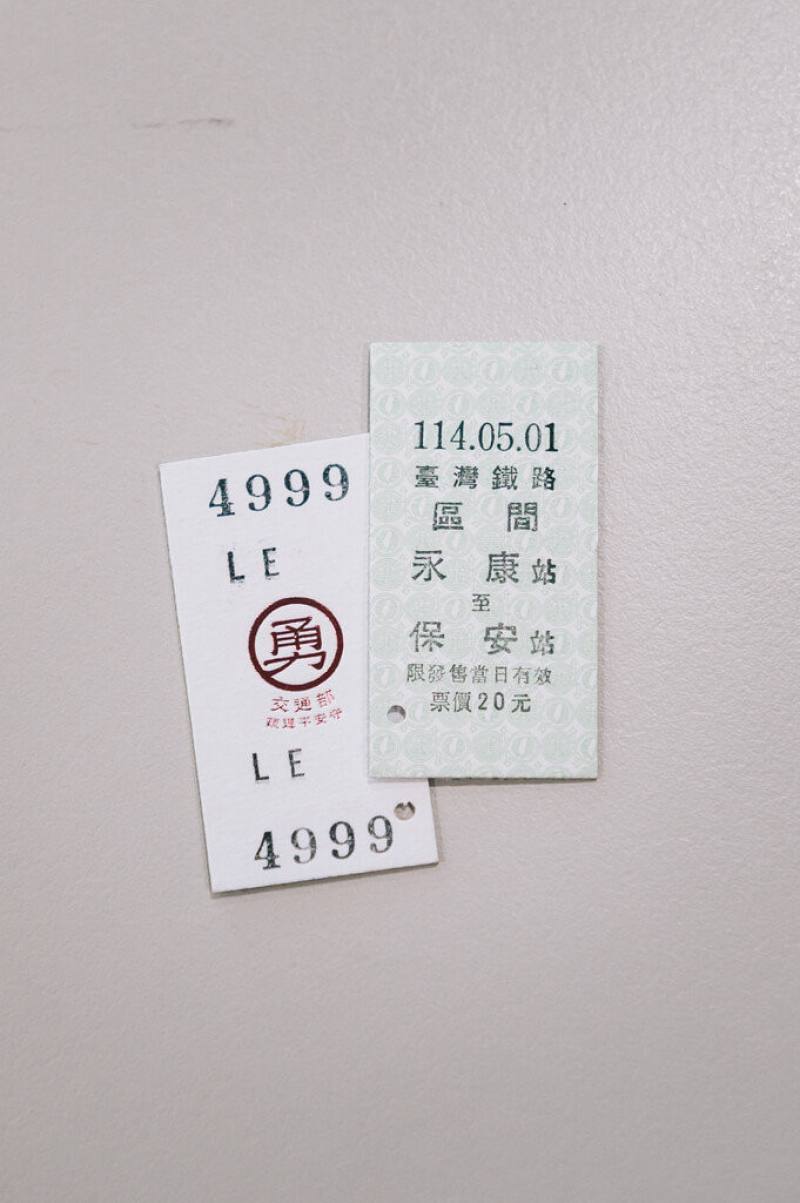 交通部與台鐵攜手合作，在拱天宮的支持與各單位促成下，特別製作5000份限量版「永保安康車票」疏運平安守及宣導品，1日下午3時起於台鐵白沙屯站外發放給民眾。（交通部提供）