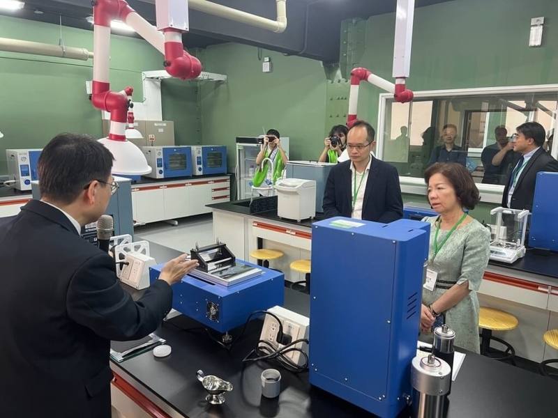 教育部透過「建置區域產業人才及技術培育基地計畫」，於民國112年補助新台幣9500萬元，協助明志科技大學成立電池人才基地，30日舉行揭牌典禮。（教育部提供）