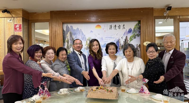 貴賓和壽星們一起合切生日蛋糕