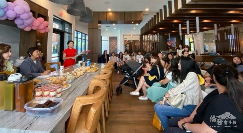 徐佳青(左2)分享親職教育觀念，悉心解答各種問題