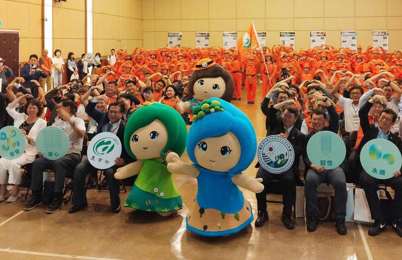 農業部1日上午舉行農村水保月活動，農業部次長黃昭欽（前排左3）表示，農村防災專員為守護家園，在防災現場只聽到風聲、雨聲，應給予更多掌聲