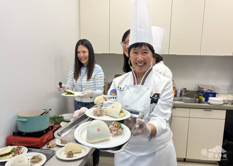 美食巡迴講師連愛卿示範如何烹製道地的手工刈包夾滷肉