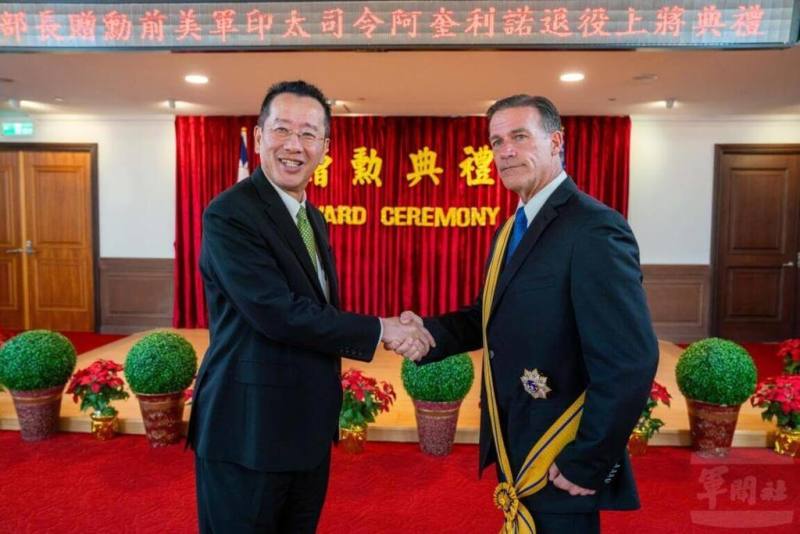 國防部長顧立雄（左）4月30日頒贈「三等雲麾勳章」予前美軍印太司令阿基里諾（John Aquilino）（右）。（軍聞社提供）