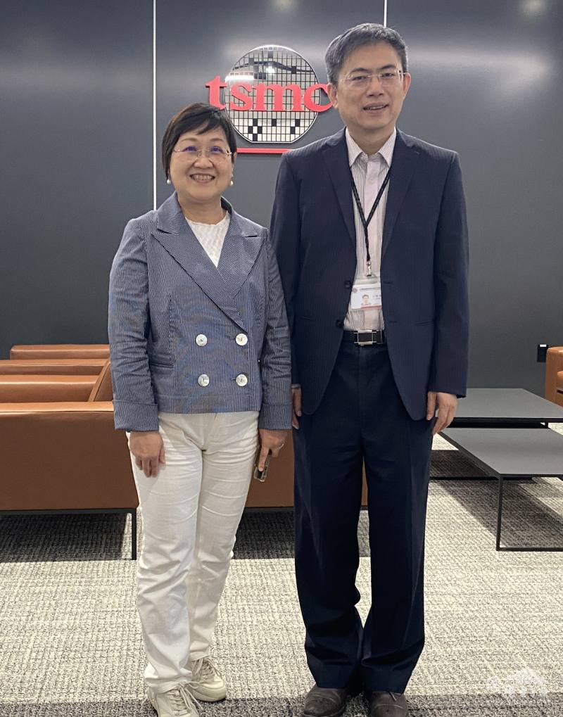 台積電副總王英郎(右)接待徐佳青(左)