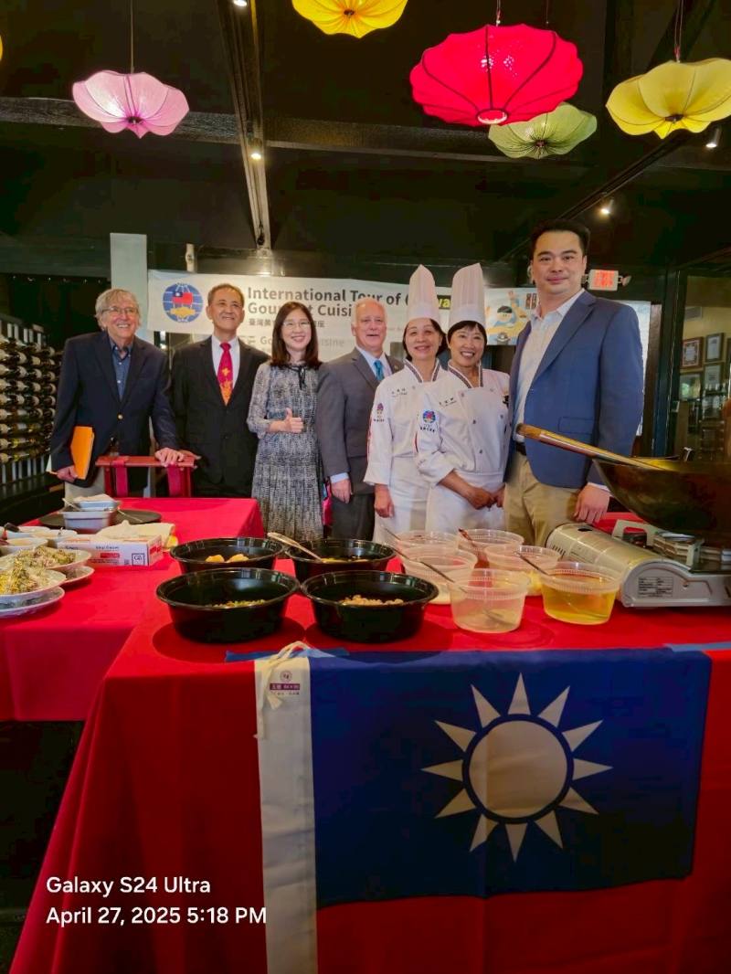 奧斯汀市長Kirk Watson(右4)、前德州眾議員Elliott Naishtat(左1)、駐處組長陳育仁(右1)、中心主任王盈蓉(左3)、僑務顧問姚東權(左2)出席奧斯汀臺灣美食饗宴