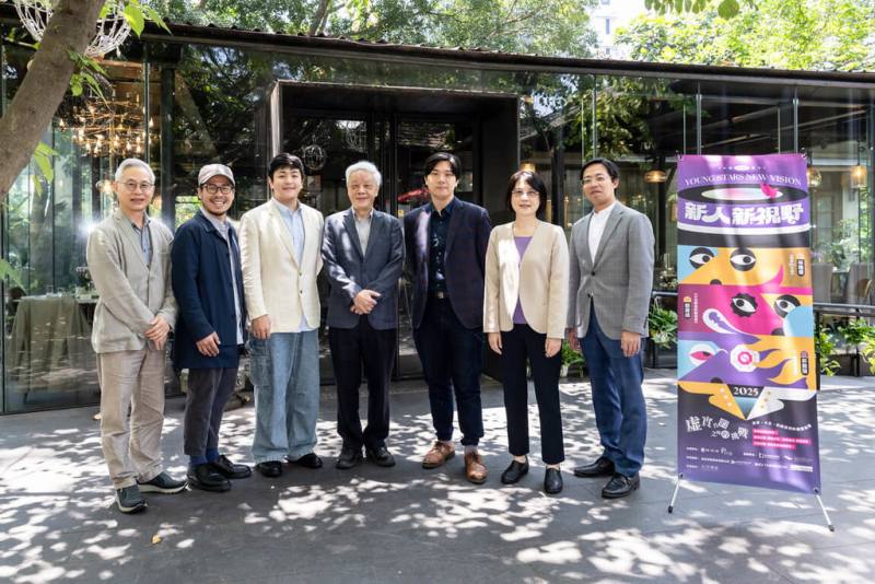 國家文化藝術基金會「表演藝術新人新視野創作專案」邁入第17屆，今年支持年輕藝術家劉唐成（左2）、郭鎧瑞（左3）、林陸傑（右3），國藝會副執行長孫華翔（左）、董事長林淇瀁（向陽）（中）、執行長李文珊（右2）、副執行長李拓梓（右）30日出席記者會。（國藝會提供）