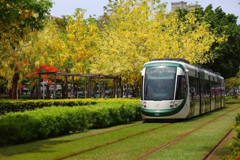 高雄輕軌成圓後運量持續成長，高雄市政府捷運工程局統計，114年第1季輕軌總運量達368萬人次，為提升運能，捷運局將增購列車。（高雄市政府捷運工程局提供）