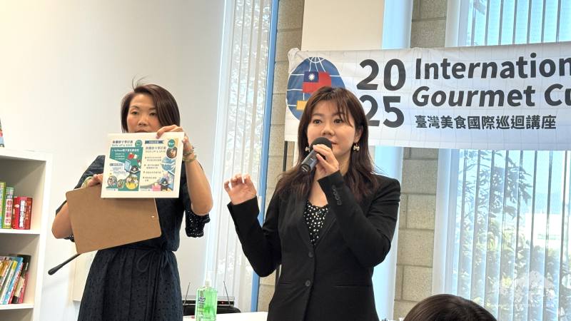 蕭蓓如向與會的當地人士介紹文教中心的服務項目