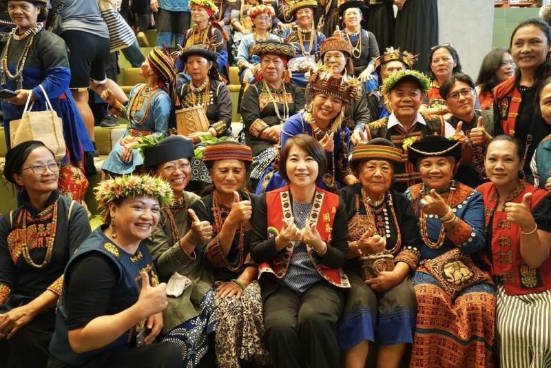 屏東縣政府辦理「靈媒與她們的產地：屏東縣靈媒文化」特展，30日在屏菸1936文化基地原民館開展，縣長周春米（前右4）出席，與現場靈媒合影。（屏東縣政府原住民處提供）