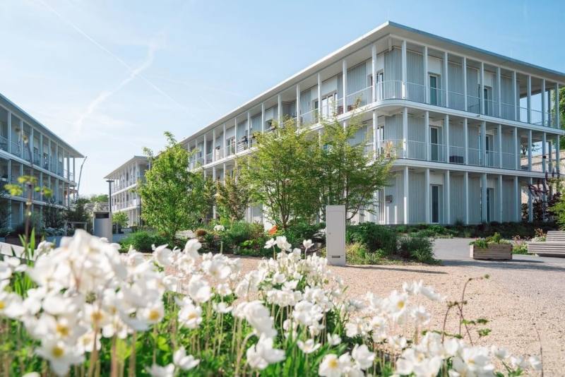 台東縣長饒慶鈴率團赴德國考察，參訪德國永續城鄉與共生型住宅發展，特別前往位於埃爾福特的「多世代共居社區」，作為未來台東推動共生型社宅的重要參照。（台東縣政府提供）