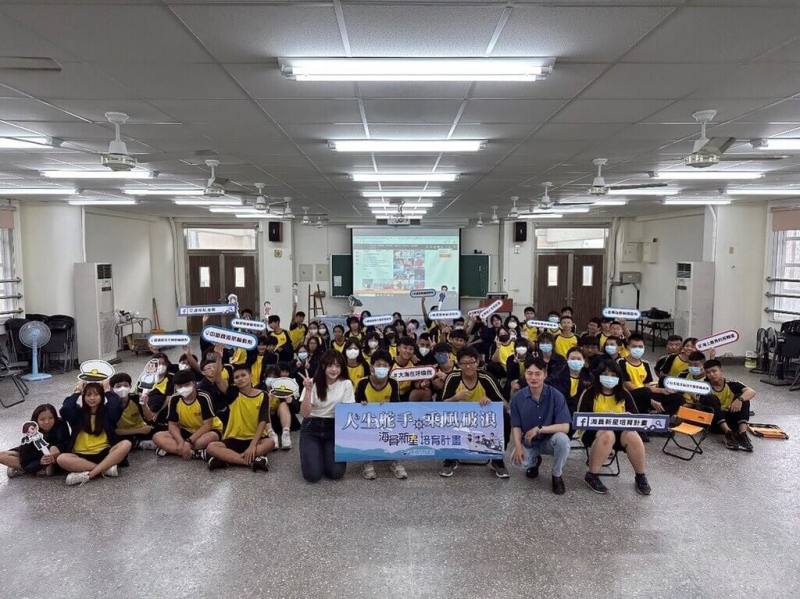 為推動航運產業發展及培育優秀海事人才，交通部航港局攜手社會團體、航商及海事校院合作推出「海員新星培育計畫」，今年建華海運首度加入培訓行列。圖為培育計畫宣導會。（航港局提供）