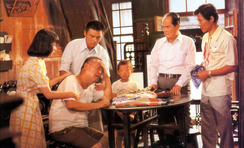 電影「小城故事」修復版前進2025義大利遠東影展放映，圖為林鳳嬌（左）、鍾鎮濤（後左2）、葛香亭（前左2）、歐弟（右3）、李允中（右2）、江明（右）演出的劇照。（國家影視聽中心提供）