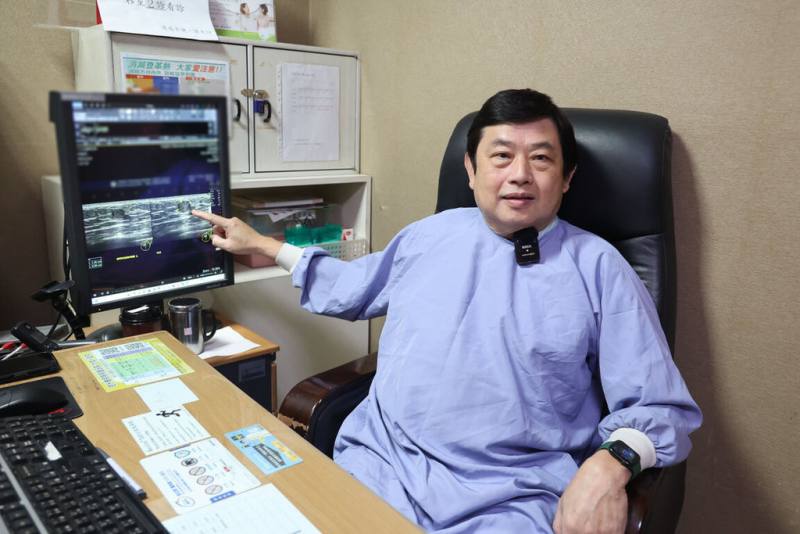 在員榮醫院駐診的童綜合醫院梧棲院區乳房外科醫師陳國棟（圖）表示，一名男性患者就診告知左側乳頭流出不明液體，經超音波檢查，乳頭下方有1.7公分腫塊，切片檢查後，證實為乳管原位癌。（員榮醫院提供）