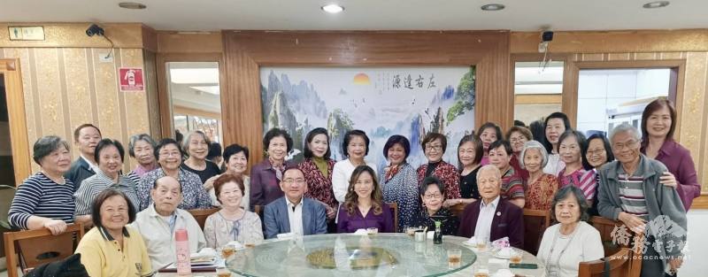 出席貴賓駐聖保羅處長朱怡靜（第一排右四）、聖保羅文教中心主任尤正才（第一排左四）和老師志工及學員們合影