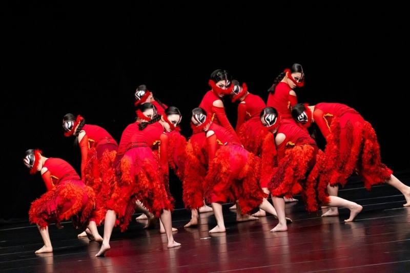 教育部1日在國家歌劇院舉辦「全國學生舞蹈比賽特優團隊聯合展演」，台中市立光明國中演出現代舞作品Roar，透過爬行、碎步、踩踏和攀爬等非人類動作，營造出帶有寒意的氛圍。（教育部提供）