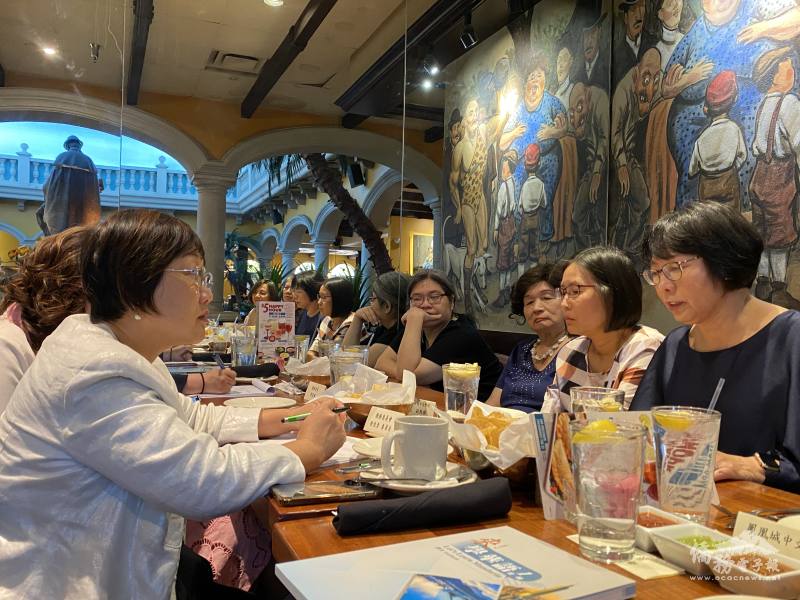 徐佳青主持僑教座談介紹「來，學華語!」教材